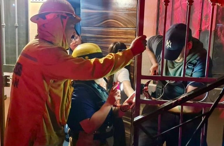 Se le atoró el dedo en el barandal y llegaron los bomberos