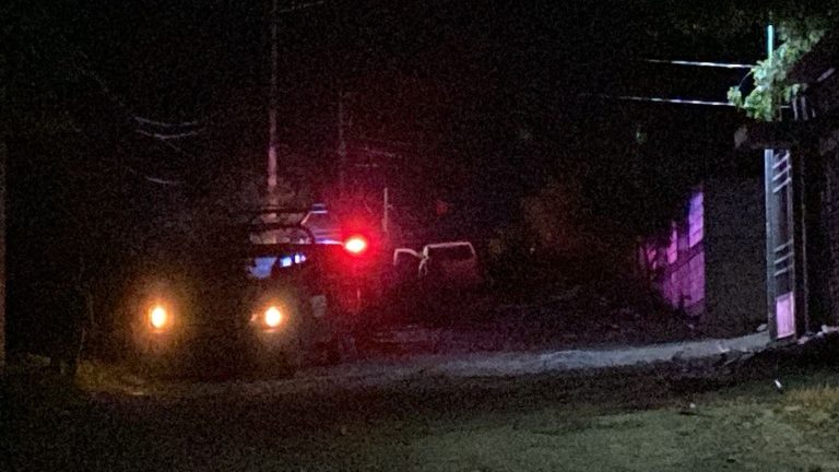 Lo ejecutan en la entrada de su casa