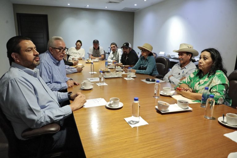 Levantan campesinos plantón en Gobierno; irán a Segob