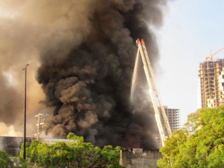 Se incendia bodega de plásticos en Mazatlán