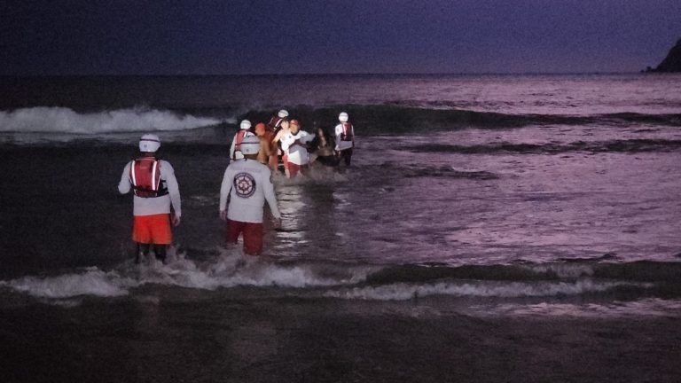 Rescatan a 22 turistas varados en Isla Venados en Mazatlán