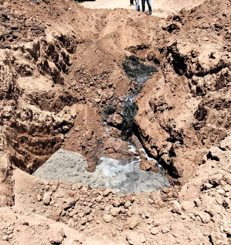 Se taponan aguas negras del drenaje en El Fuerte