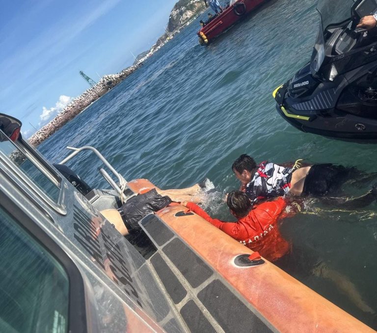 Rescatan a 2 turistas arrastrados por olas en Isla de Chivos