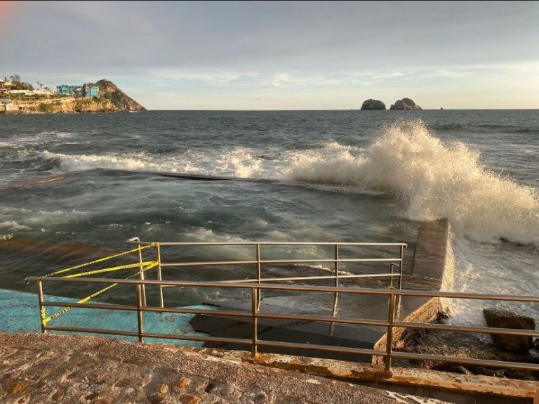 Cierran alberca de Carpa Olivera por mar de fondo