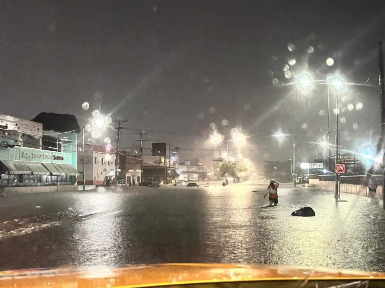 Rescatan a 3 de canales por lluvias en Mazatlán; otros 8 varados en autos