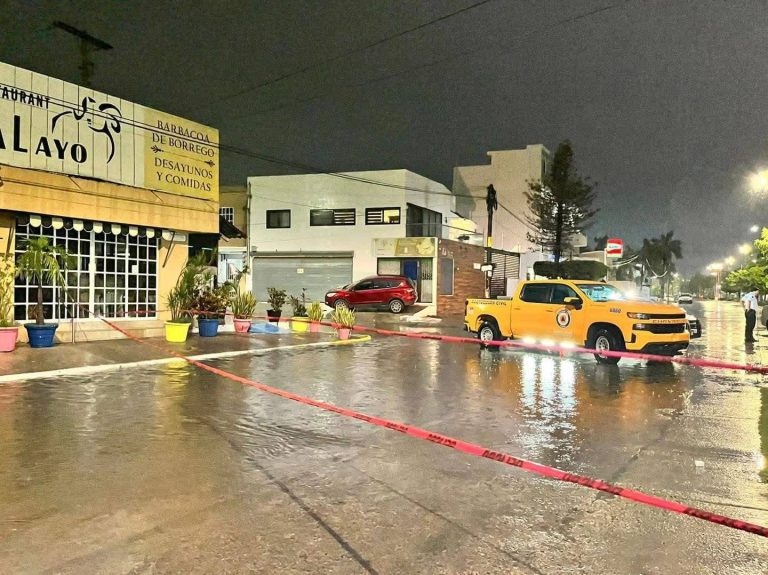 Cierra Mazatlán calles por encharcamientos