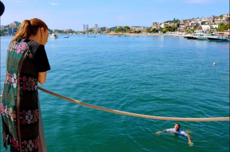 Salta hombre al mar para llegar a Sheinbaum en Acapulco