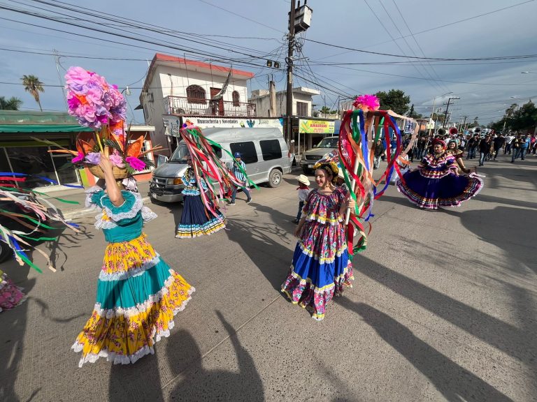 Abre Navolato aniversario 43 con callejoneada y bandas al mismo son