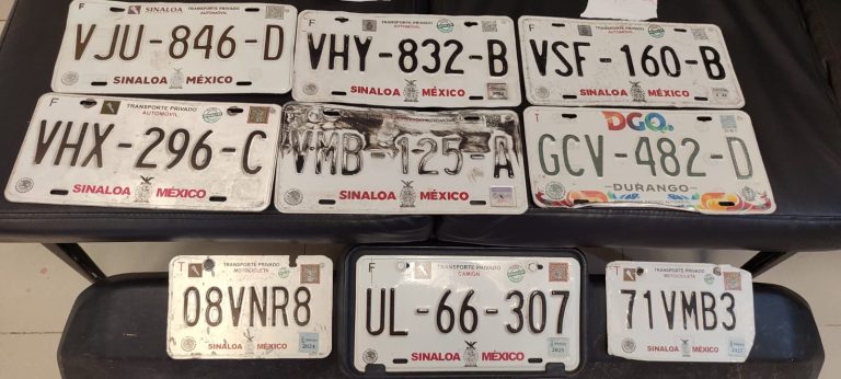 ‘Vuelan’ placas de autos y motos tras lluvias en Mazatlán