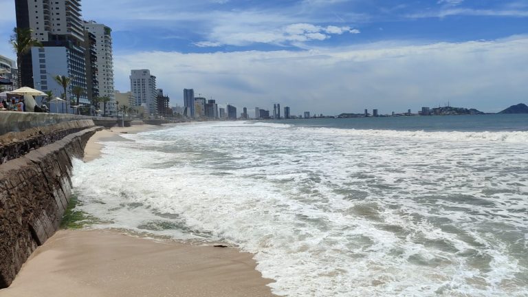 Alerta por mar de fondo y oleaje elevado en playas de Mazatlán