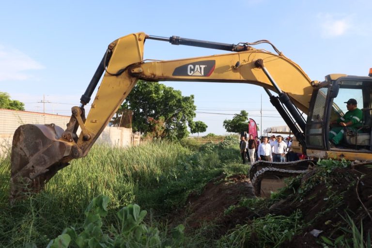Inicia Navolato limpia masiva de drenes y canales
