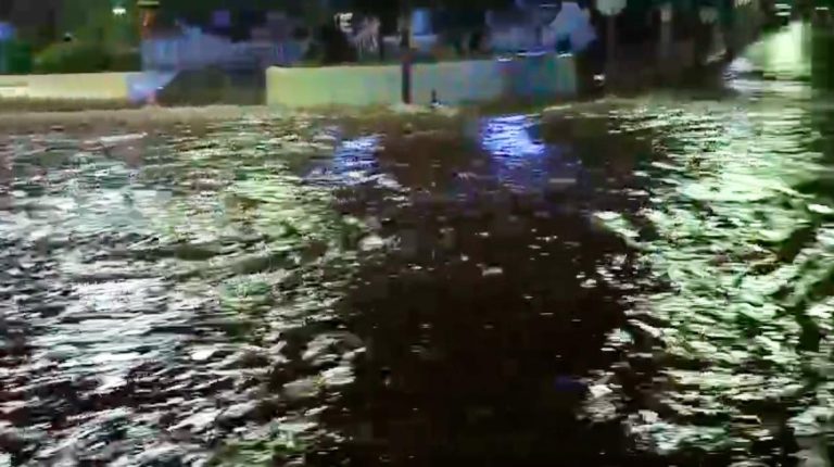 Rescatan a 2 mujeres arrastradas en auto por arroyo en Culiacán