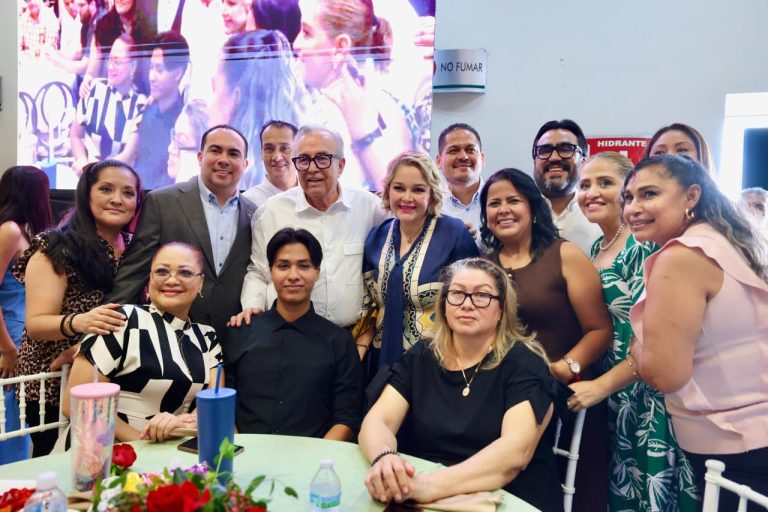 Festeja Rocha junto al Stase