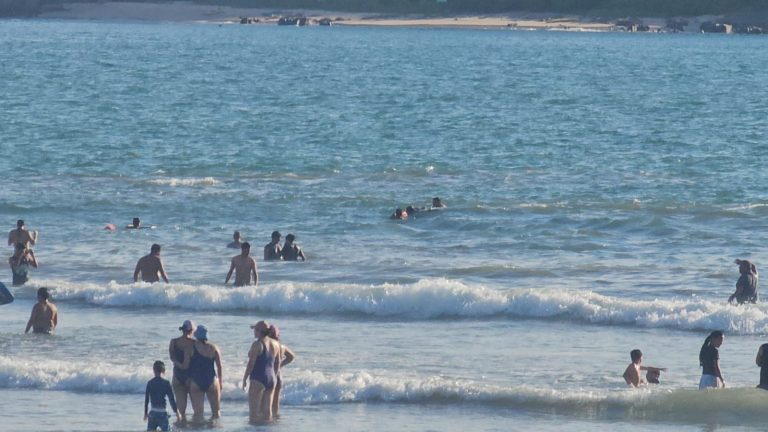 Rescatan a 3; iban mar adentro