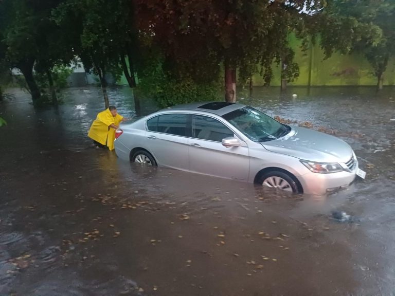 Cierran calles y deja autos varados lluvia en Culiacán