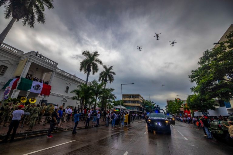 Despliegan mil 300 militares en desfile en Culiacán