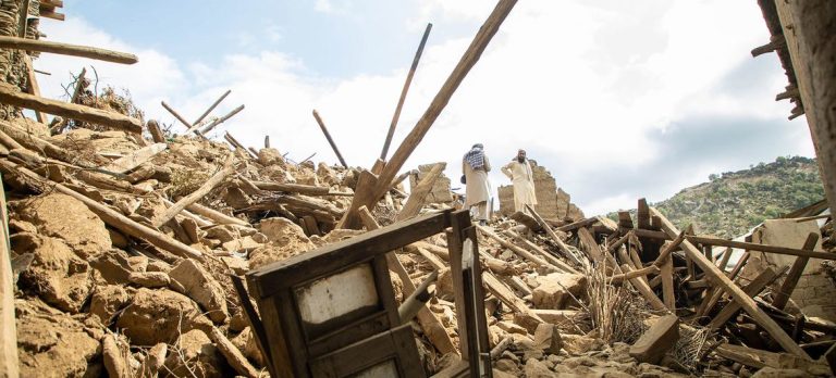 Suman 2 mil 200 muertos por sismo en Afganistán