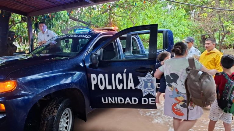 Evacuan a 80 familias por inundaciones en Ahome