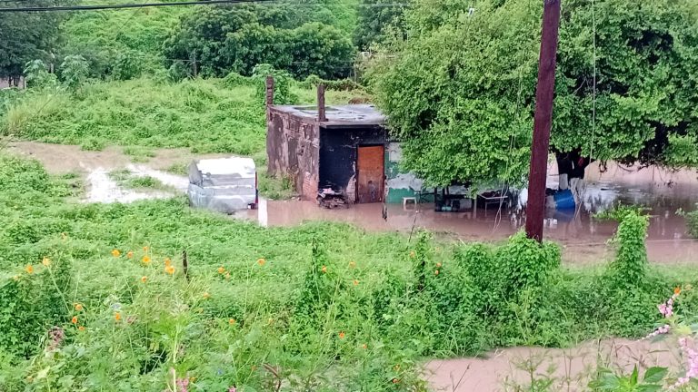Salieron durante la noche de sus casas por inundaciones en Escuinapa