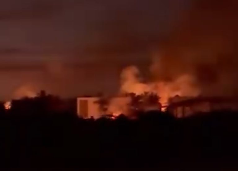 Queman hotel en Altata, atacan sindicatura; hay una mujer fallecida