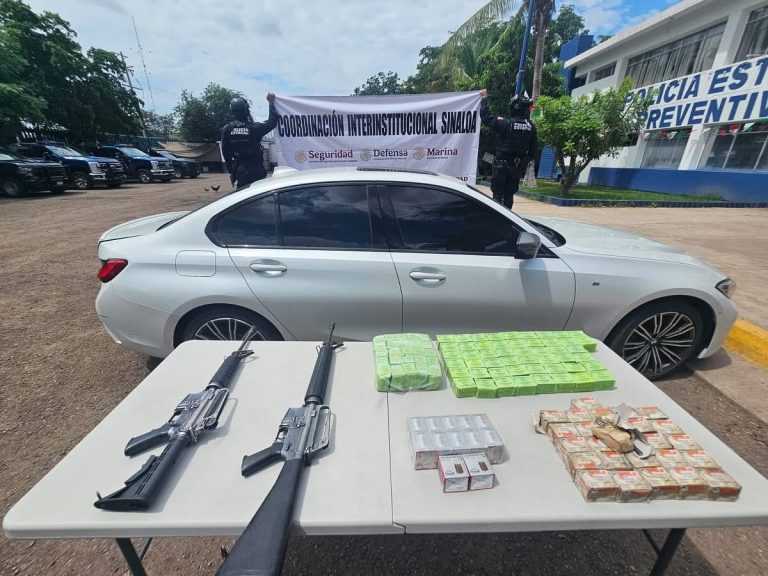 Incautan auto con con 2 fusiles y más de 2 mil cartuchos