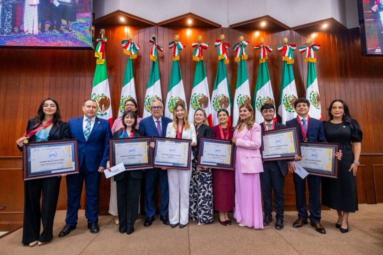 Los jóvenes, el relevo en la política: Rocha