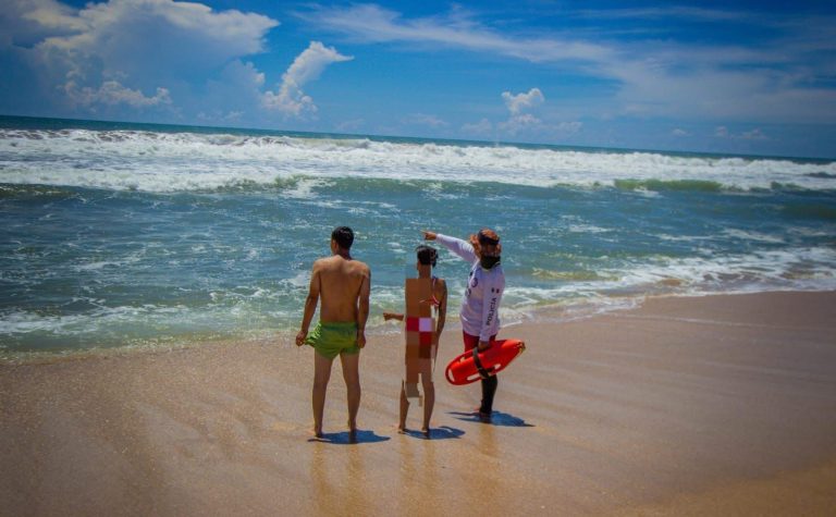 Salvan del mar a 4 menores