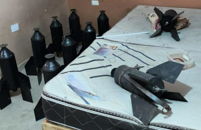 Decomisan en casa 10 explosivos