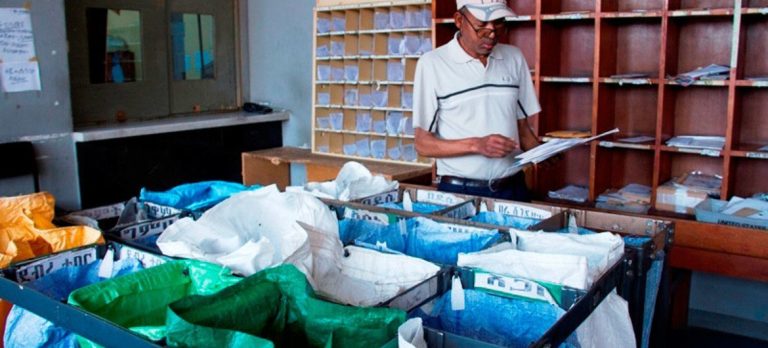 Los aranceles de EU generan una crisis global en el sistema postal