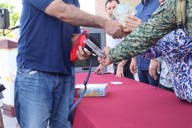 Dan hasta $15 mil en efectivo por armas