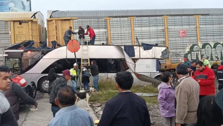 Suman 10 muertos por choque de tren con autobús en Edomex