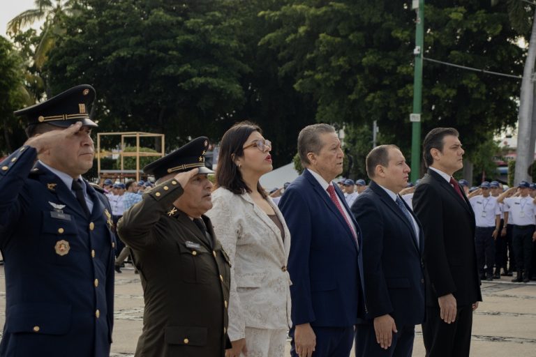 Izan bandera por el 215 aniversario del Grito de Independencia
