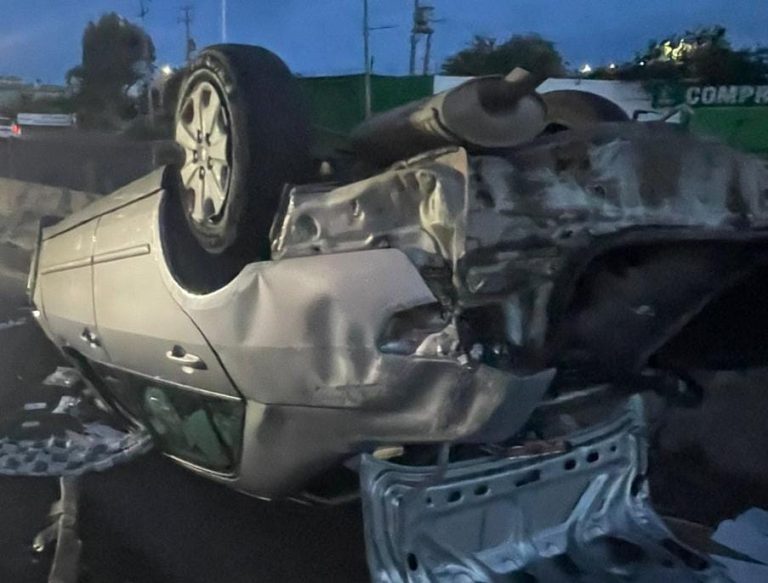 Sale ileso al volcar en ‘La Costerita’