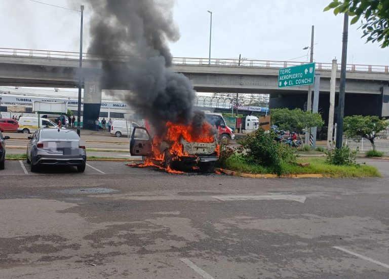 Se incendia camioneta por probable falla eléctrica