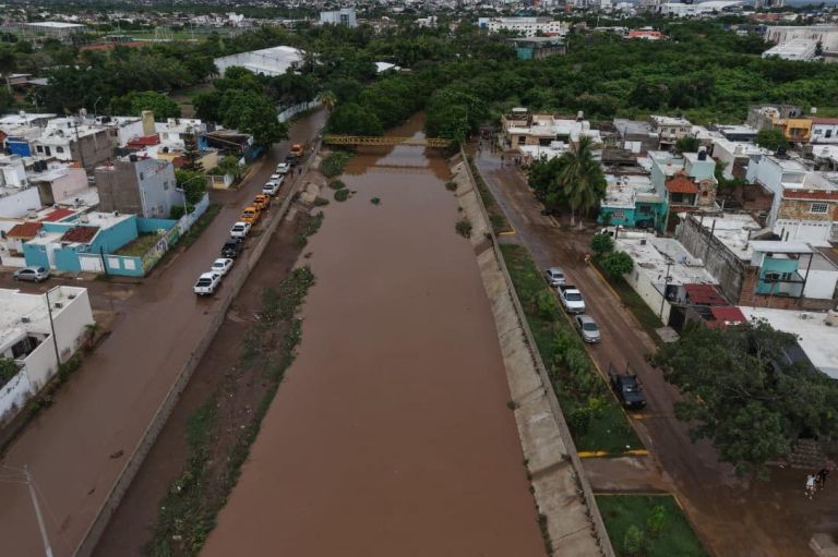Registra Mazatlán 13 colonias afectadas por inundación