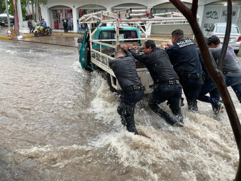 Quedan autos varados por lluvias en Culiacán