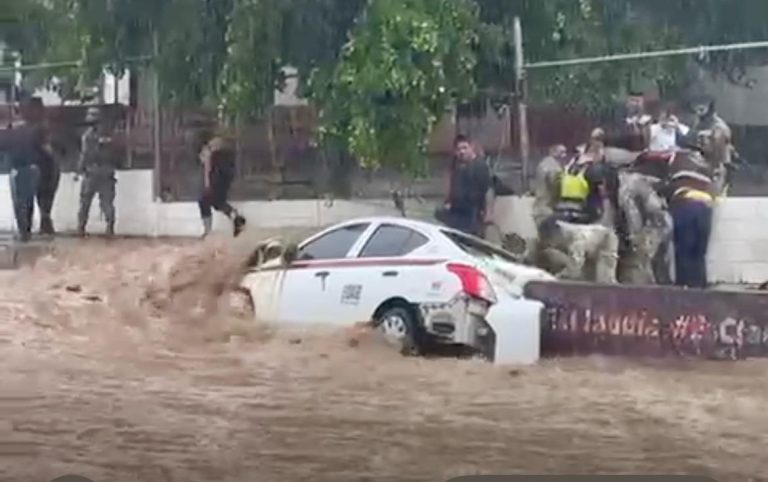 Captan rescate de adultos mayores de un arroyo en la Díaz Ordaz