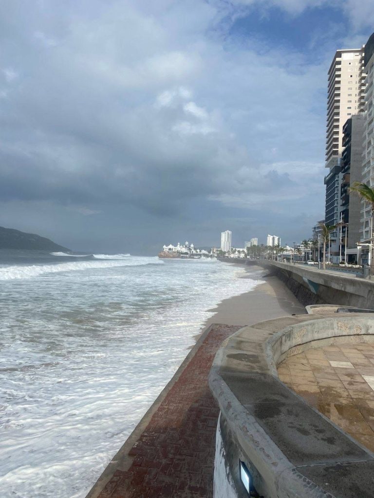 Cierra Mazatlán playas por olas de hasta 3 metros