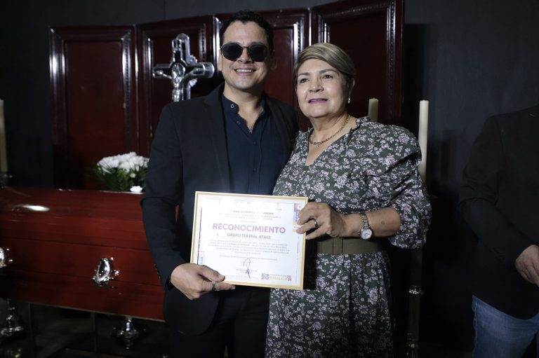 Llevan funeral al teatro… y todos contentos