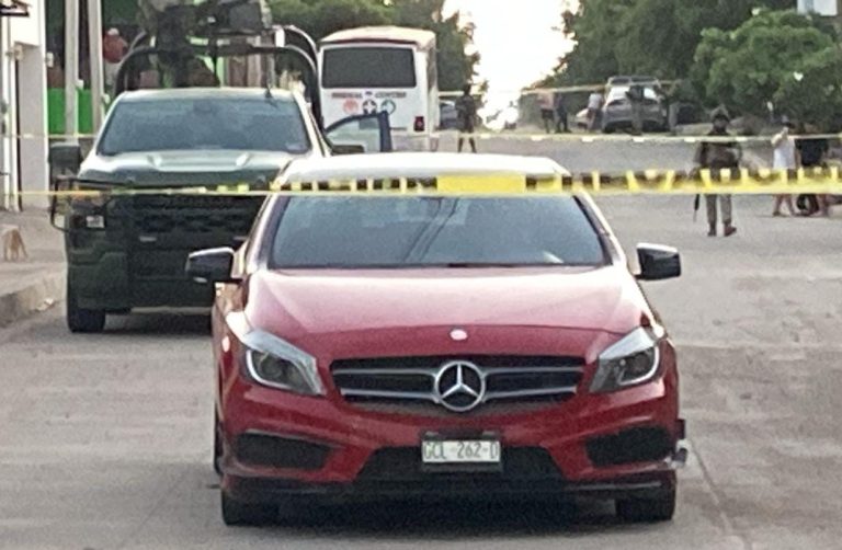 Resulta pareja herida tras presunto robo de auto