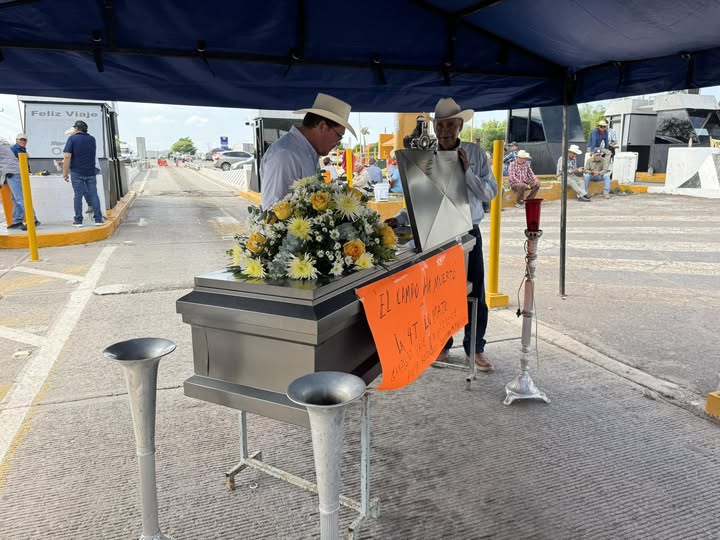 Endurecen campesinos bloqueos carreteros en Sinaloa