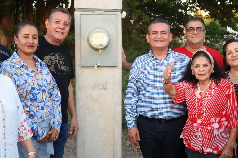 Iluminan en Navolato el Cañedo