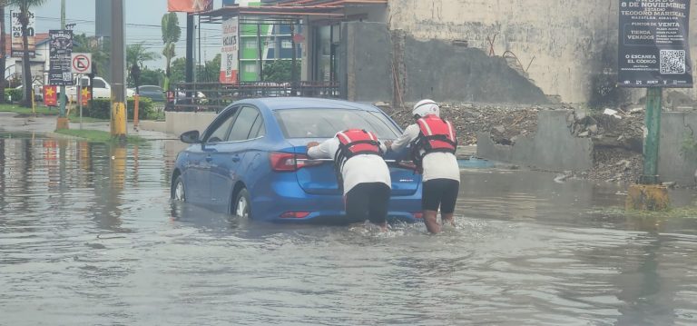 Dejan lluvias cierres parciales a calles en Mazatlán