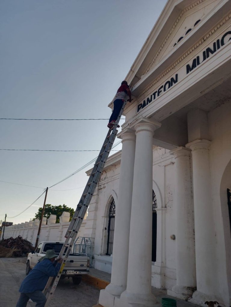Preparan panteones para el Día de Muertos