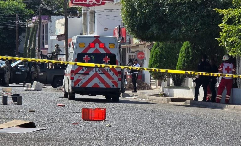 Embiste camioneta carreta de mariscos en Culiacán; un muerto