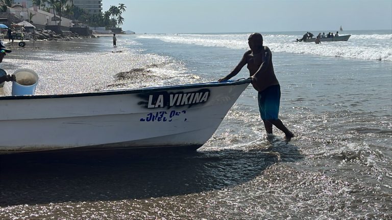 Rescatan a 6 al volcar lancha en Isla de la Piedra