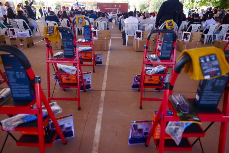 Estrenan en Navolato 104 familias apoyos Equipa Sinaloa