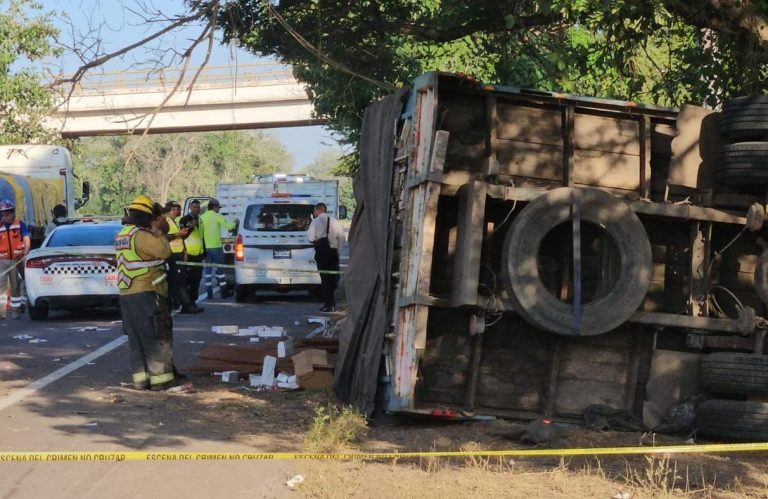 Fallece conductor tras volcadura en la Maxipista
