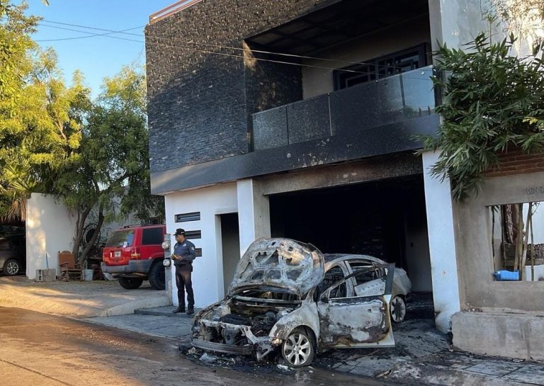 Resulta bombero herido tras incendio en vivienda