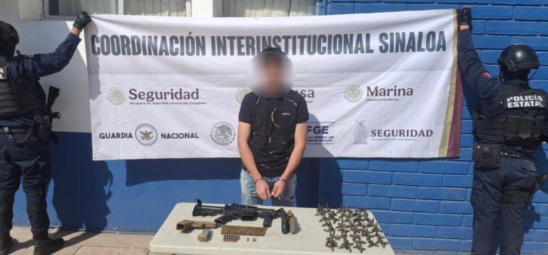 Le decomisan tras persecución con armas, cargadores abastecidos y auto con robo